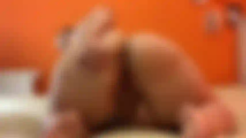 Adoro brincar com meu cu e testá-lo, primeiro começo dedilhando, depois pego meu brinquedinho de vidro e depois que chego no meu vibrador, você pode me ver tentando bocejar (isso nunca funciona comigo, minha bunda é.