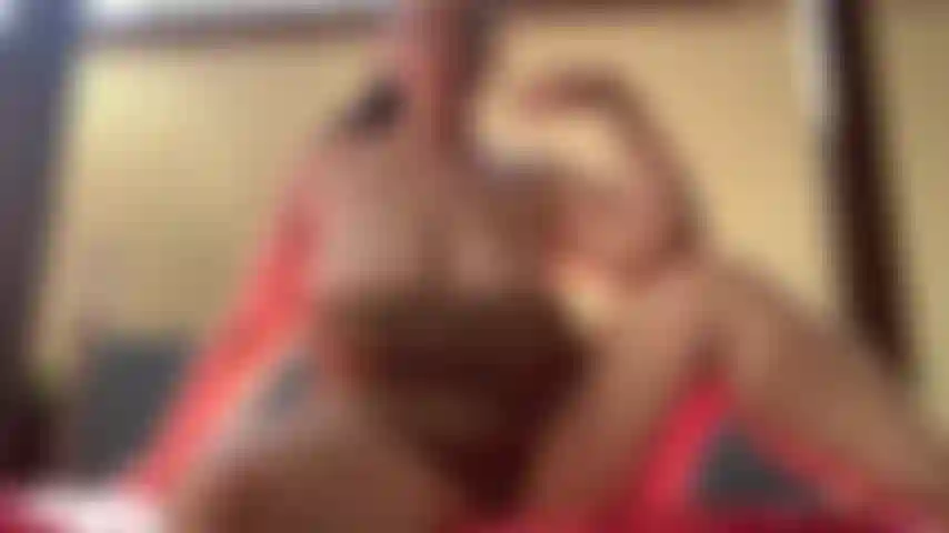 O sol nasceu e é um lindo dia para ficar nua no jardim e montar meu vibrador para você.