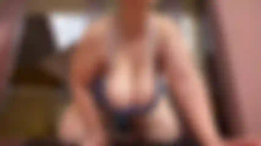 Lubrificada e cavalgando.