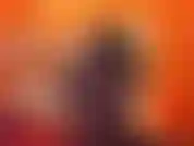 Tenho que escolher uma roupa para um jantar quente e como meu filho é o único por perto, ele pode me ajudar a escolher a roupa certa. Tiro a roupa coloco o vestido mostro depois tento outro enquanto falo.