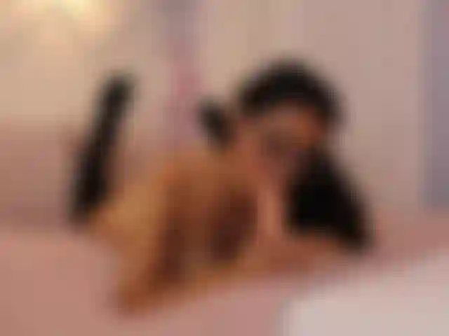 Chupando um dildo na minha cama.