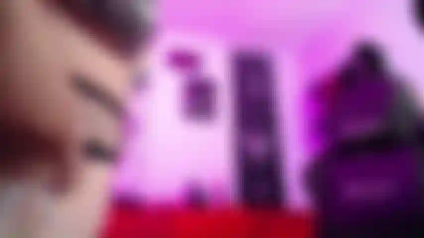 Um striptease sexy, buceta molhadinha e seios fartos só porque você está precisando.