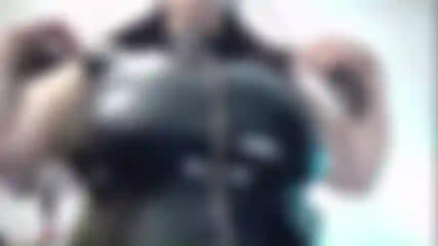 Provocando você com meu seio.