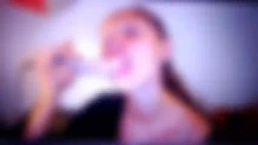 Saliva mostra deepthoard dividida em peitos e boceta.