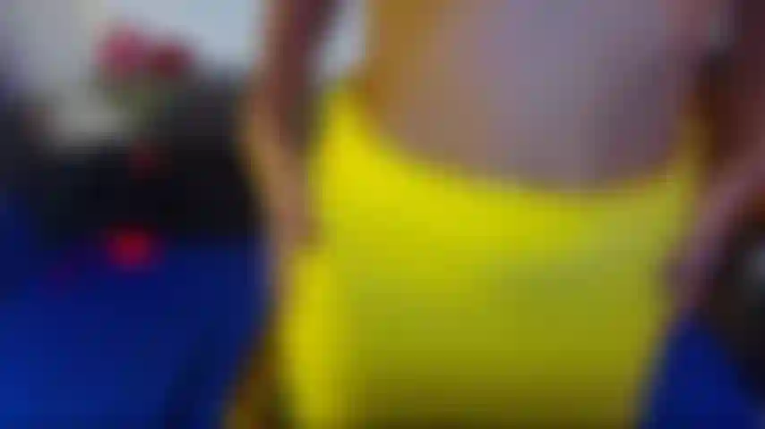 Foda-se meu cu dildo de bom tamanho e depois de milho no cu de meia preta e minissaia cor de limão.