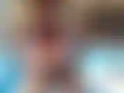 Fumo um cigarro na piscina, enquanto afrouxo o biquíni e gosto de fumar nua na minha piscina.