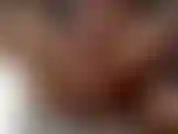 Madura e cheia de curvas com tesão, gozando com um grande esguicho.