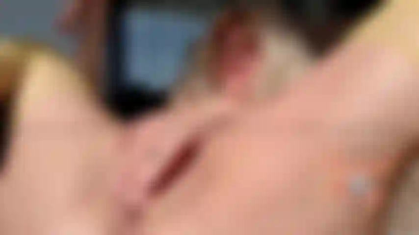 Com tanto tesão de bodystocking, fodendo aquela bucetinha madura e apertada com um lindo consolo grande... # Hotmom.