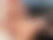 Adoro pés. Tiro os saltos altos e lubrifico meus pés macios. Veja como eu os massageio e chupo os próprios dedos dos pés. Coloquei também um vibrador enorme entre meus pés maduros....