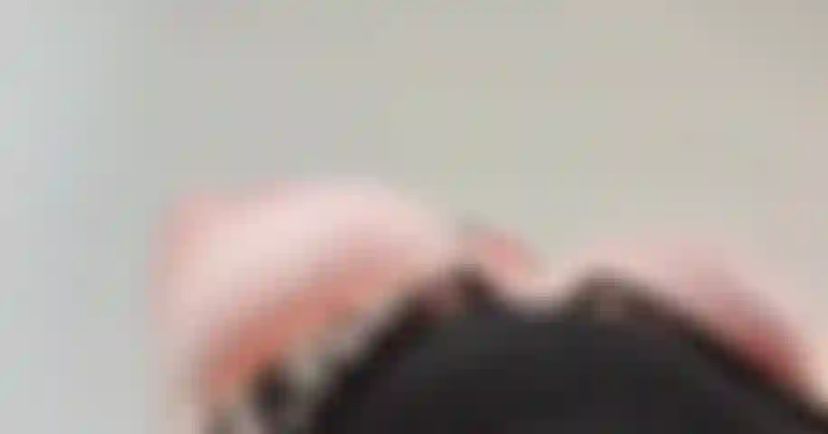 Peitos grandes jogam.