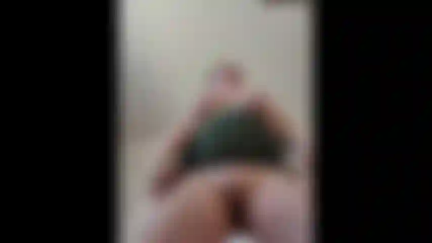 Coloco meu vibrador na vista da saia e esguicho no chão.