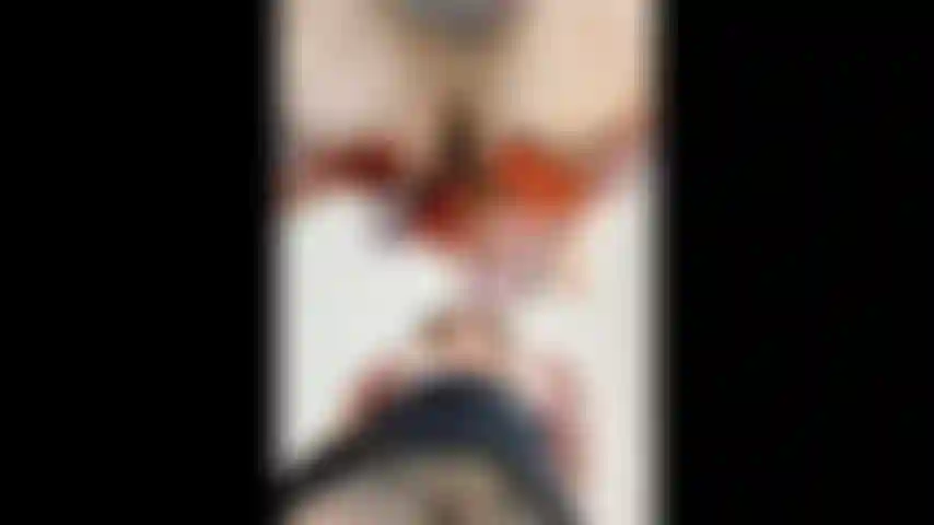 Vue d en dessous de notre jupe beijando e chiclete. Upskirt e show de chiclete.