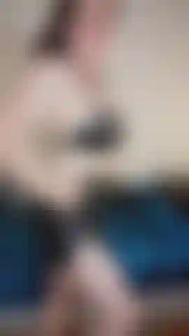 Dominação extrema com máscara, luvas pretas, gola e meias pretas de látex.