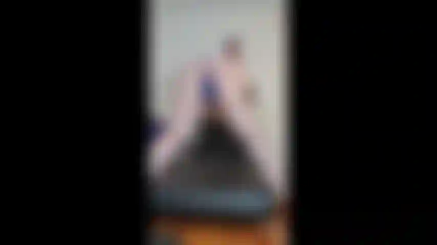 Mostrando meu corpo topless em pé e de todos os ângulos.