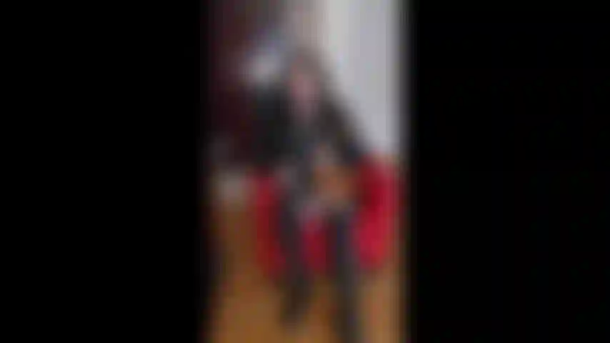 Não acredito que terminei com você porque você era um bebê chorão, e agora você está me implorando para te aceitar de volta. Posso considerar isso, mas só se primeiro puder humilhá-la! Sei que minha roupa de couro te deixa louca.