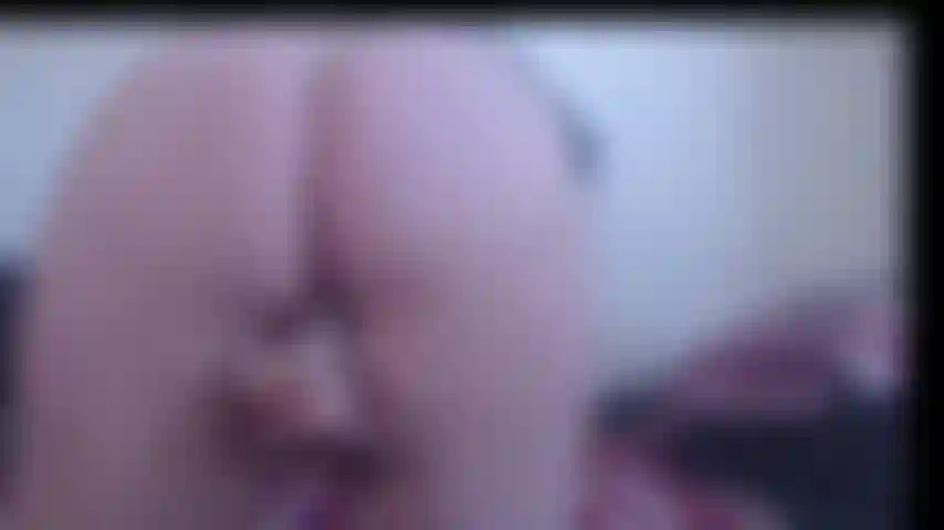 A primeira vez que raspei minha buceta e mostro minha carne de todos os ângulos até esguichar no chão.