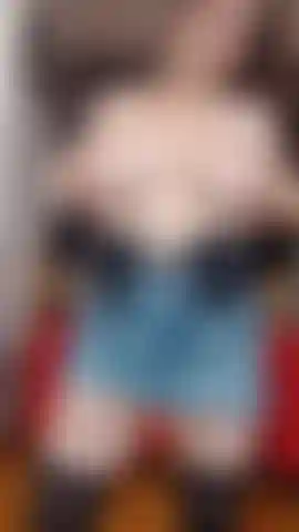 Twerk, plug anal, meia, buracos abertos, peitos enormes.