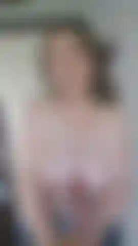 Anda toda nua pela casa e se masturba.