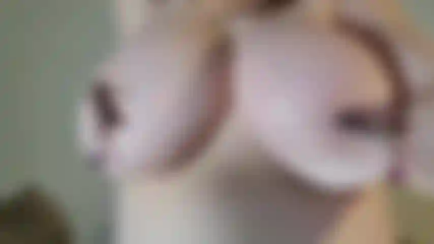 Pinças nos mamilos fecham e se masturbam.