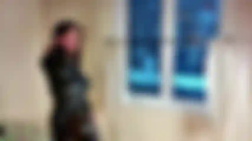 Você não consegue parar de fantasiar com sua vizinha sexy. Você só pode fazer isso por ela. Você ficou tão desesperada que a única maneira de sair dessa é bater uma punheta para ela enquanto espiona o lado dela, observando-a.