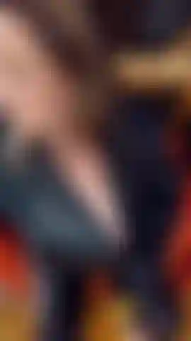 Os efeitos do meu veneno começaram a passar, mas você está fraca demais para resistir a outra dose. Chegue mais perto, eu te chamo com minhas garras afiadas.. Relaxe, coloquei meu casaco de couro preto no cigarro.