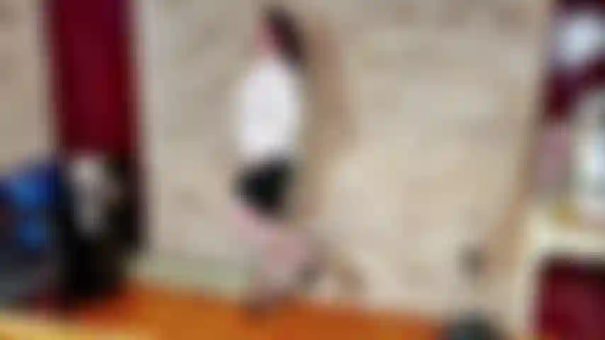 Strip tease sensual e masturbação.