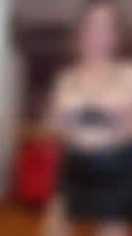 Joi, chupando consolo e fodendo peitinhos.