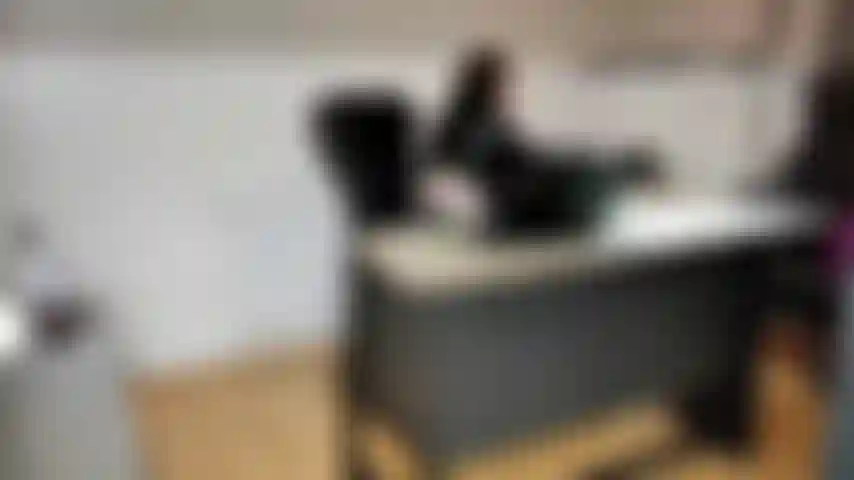 Chantagem do chefe, sei exatamente o que você está fazendo no seu escritório quando deveria estar trabalhando! Na verdade tenho vídeos de vigilância aqui. Como sua chefe, tenho o direito de demiti-la imediatamente.