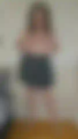 Uma vagabunda que treina esguichando dildo.