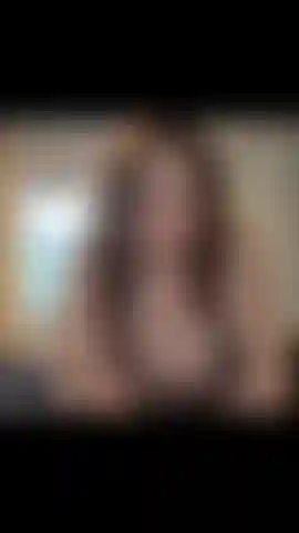 No meu quarto exibo meu corpo e nosso vibrador bem comprido.