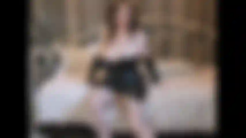 Jogo dominante e me dedo dizendo que você nunca será capaz de foder uma garota linda como você. Envergonhando você porque sou muito quente para você, me masturbando para me provocar.