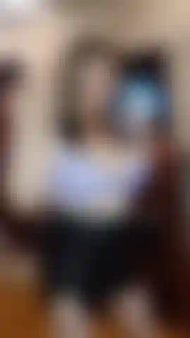 Strip tease, chupando vibrador, me masturbando, fodendo peitinho, esguichando.