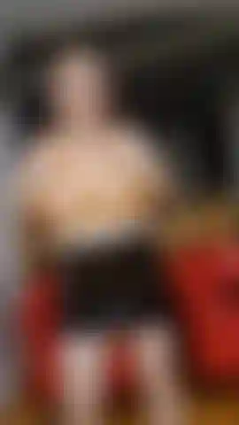 Saia de látex, foda peitinho, peitos brincando, peitos naturais enormes, mamilos duros, loção, peitos saltando, curvado.
