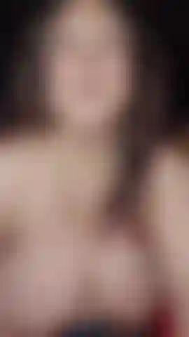 Abro a bunda e coloco plug anal na meia e nas botas de couro.