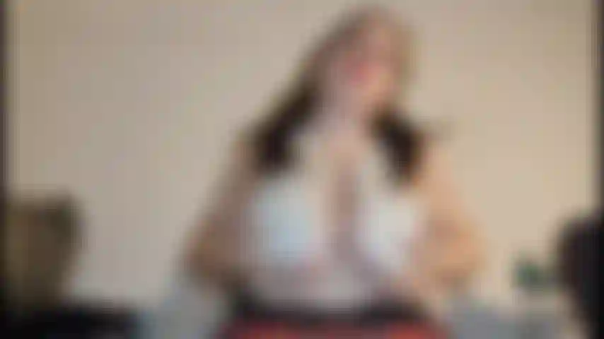 Mostre meus seios enormes e acaricie seu pau para mim.