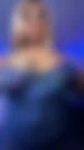 Eu te dou um pequeno show de espiadinha em lingerie azul sexy!