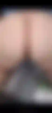 Empurrando vindo da minha buceta na parte de trás de uma van.