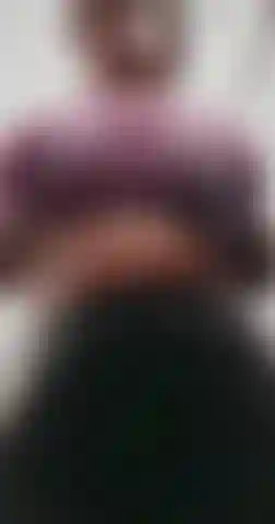 Melões caem em banheiro público.