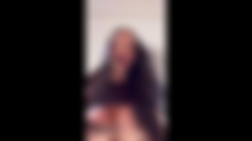 Hoje não resisti... Estava com muito tesão e precisava me sentir satisfeita. Aqui está uma pequena amostra da minha brincadeira selvagem... Quer ver mais?