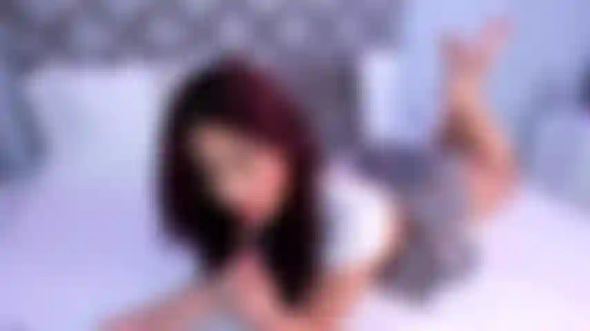 Estudante safada seduzindo a professora para torná-la dele.