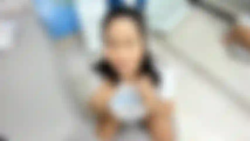 Morena linda de joelhos se diverte com o pau do namorado.