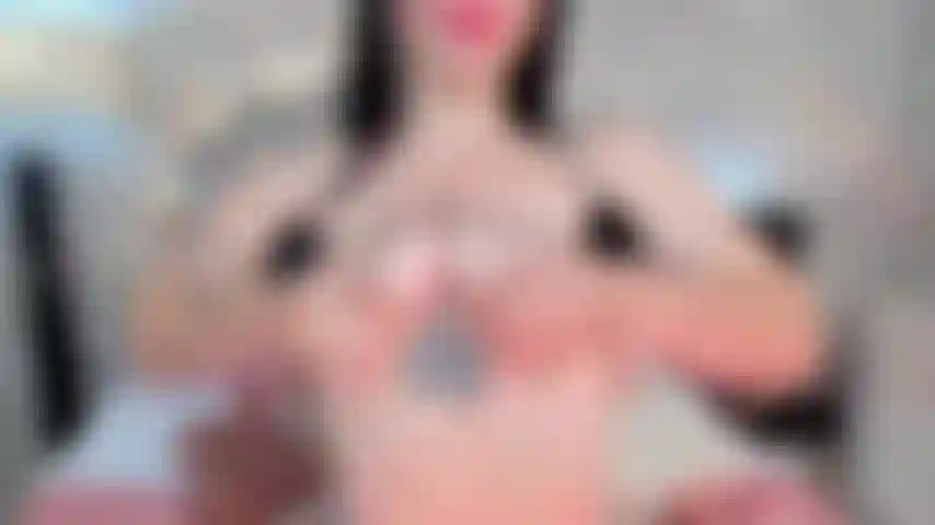 Vamos começar com meus peitos e terminar com seu pau na minha buceta.