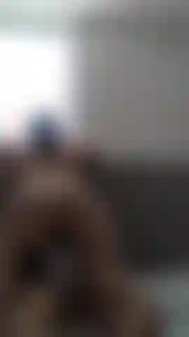 Espiando pela janela, então toquei na cama.