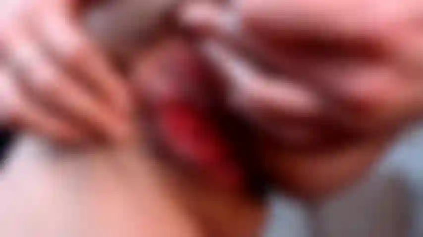 Minha buceta peluda com lábios suculentos em primeiro plano ficando muito gostosa na sua boca.