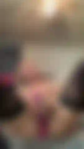 Brincando com 2 brinquedos divertidos.