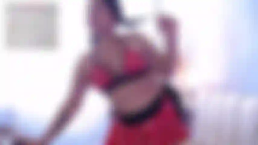 Striptease com um toque especial. Meus peitos grandes são as estrelas dessa dança selvagem e nua!