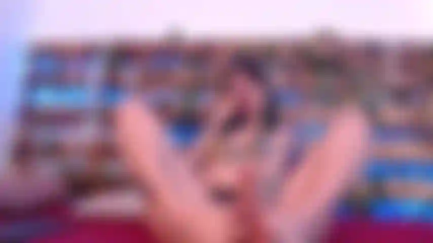 Uma gata sexy que provoca com seus lindos pés e brinquedos.