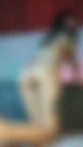 Uma latina sexy de lingerie vermelha que dá uma palmada na bunda e mostra seus pés macios.