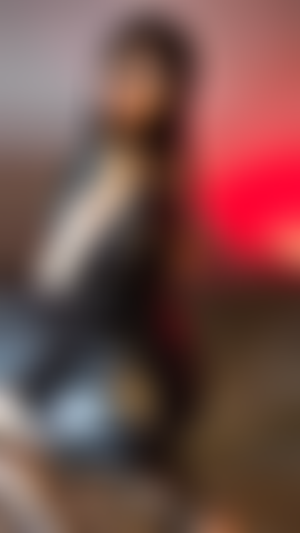 Uma gata sexy e tatuada, com um vestido de couro preto, meia arrastão e levando palmadas na bunda.