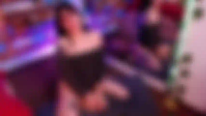 Uma latina tarada, esfregando o travesseiro em um vestido com gemidos e pernas sensuais.